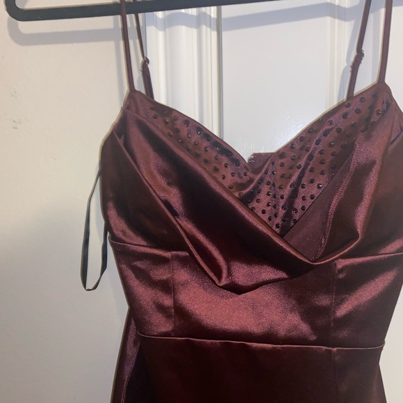 Windsor Luxury Event Dress - Picture 3 of 5